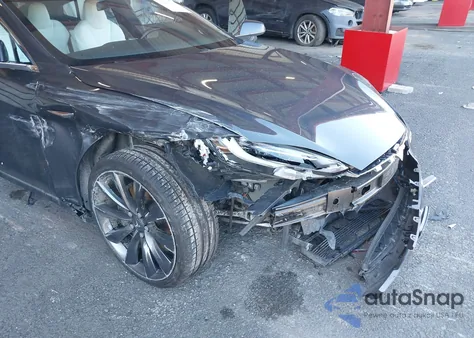 2017 Tesla Model S z USA, uszkodzony, nr VIN 5YJSA1E26HF230547